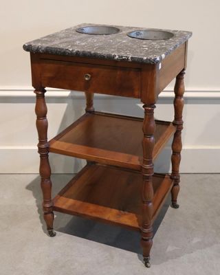 une table en bois avec un plateau en marbre sur lequel sont posés deux bols