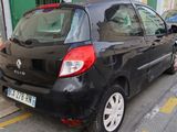 une petite voiture noire garée sur le bord de la rue