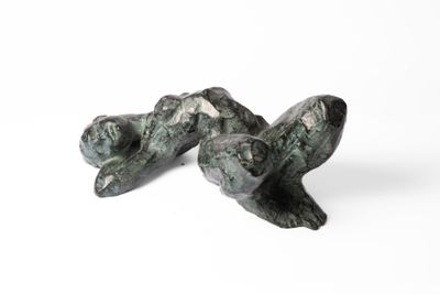 paire de figurines en bronze représentant deux oiseaux sur fond blanc