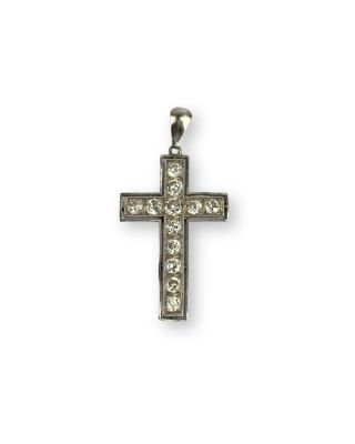 pendentif en forme de croix en diamant sur fond blanc