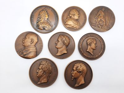 un ensemble de six médaillons en bronze représentant des hommes et des femmes