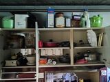 une petite cuisine avec une échelle au milieu de la pièce