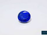 gros plan d'une pierre bleue sur une surface blanche