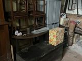 une malle noire posée au milieu d'une pièce remplie de meubles