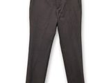 un gros plan sur le pantalon d'une personne suspendu à un cintre