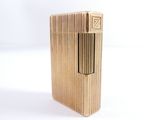 un briquet fabriqué en bois et contenant un briquet à l'intérieur