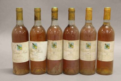 six bouteilles de vin posées les unes à côté des autres sur une table