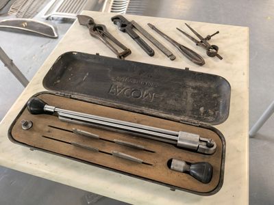 un grand nombre d'outils posés sur une table