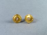 une paire de boucles d'oreilles en or et diamants