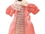 robe rose en tricot posée sur un mannequin, sur fond blanc