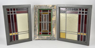 trois vitraux sont représentés sur un fond blanc