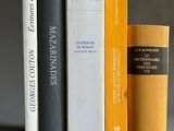 plusieurs livres sont alignés sur une étagère