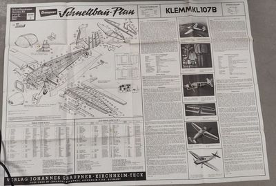 un journal sur lequel figure le dessin d'un avion