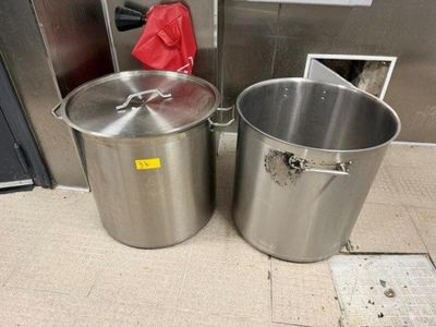deux grands pots posés l'un à côté de l'autre sur le sol