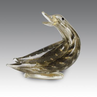 une image représentant un canard en verre posé sur une table