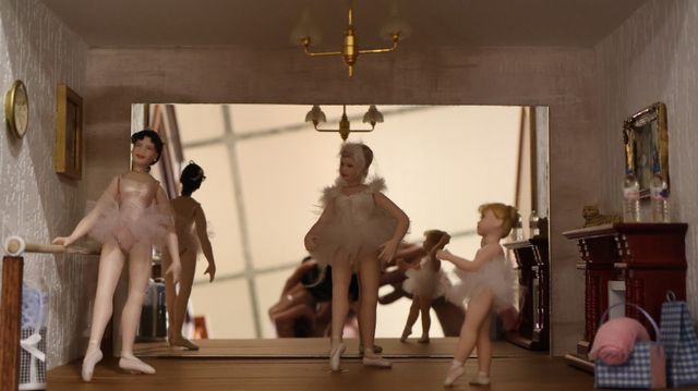 Diorama. Composition miniature, dans une vitrine en bois, vitre e...