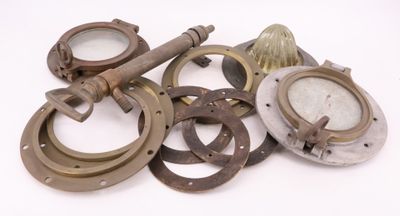 de nombreux objets métalliques de toutes sortes posés sur une surface blanche