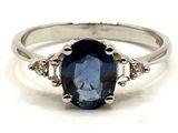 bague ovale en saphir bleu et diamant sur fond blanc