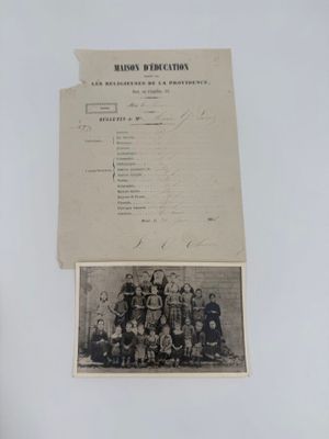 une vieille photo en noir et blanc représentant un groupe d'hommes en uniforme