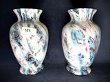 deux vases placés côte à côte sur un fond noir