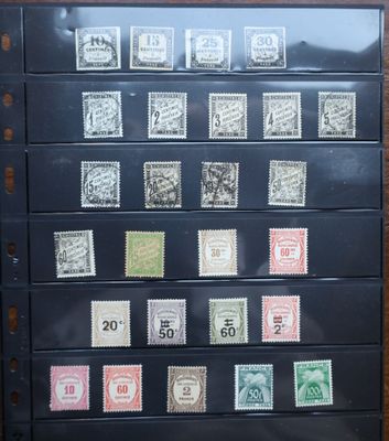 une photo d'une collection de timbres accrochée au mur