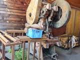 a machine that is sitting on a table in front of a building