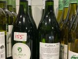 plusieurs bouteilles de vin sont alignées sur un comptoir