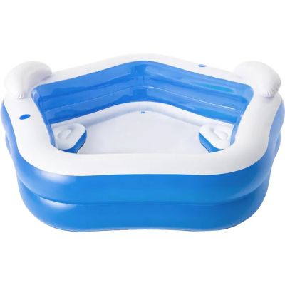 une piscine gonflable bleue et blanche avec un siège gonflable