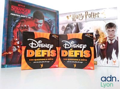 trois DVD posés sur une table