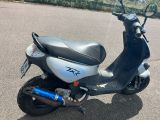 un scooter garé sur le parking