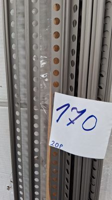 de nombreux tuyaux métalliques exposés
