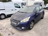 une voiture bleue garée dans un parking