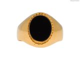 une image d'une bague en or avec une pierre noire au centre