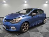une voiture bleue est garée dans une pièce au sol à carreaux