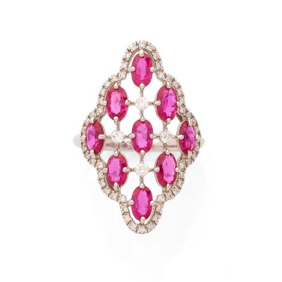 une bague en rubis et diamants