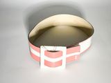 une photo d'un bracelet rose et blanc posé sur une surface blanche