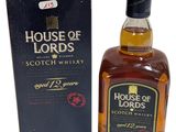 une bouteille de whisky écossais « House of Lords » à côté d'une boîte