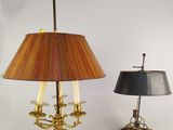deux lampes placées l'une à côté de l'autre