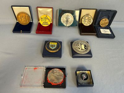 de nombreuses pièces et médailles exposées sur une table
