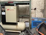 de nombreux types différents de compresseurs d'air industriels dans un entrepôt