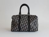 un sac à main noir et blanc sur fond blanc