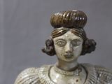 une statue de femme avec un chapeau sur la tête