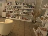 une grande pièce avec de nombreux livres sur les étagères