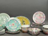 de nombreuses assiettes et tasses différentes sur la table
