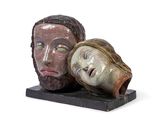une statue représentant un homme et une femme, posée sur un socle