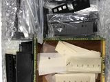 une boîte contenant divers objets posée sur une table