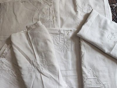 une nappe blanche ornée de motifs brodés