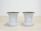 deux vases blancs posés sur une table