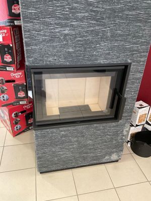 une cheminée au milieu d'un magasin rempli de cartons de pizza