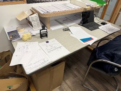 SOREZE - Un lot de mobilier de bureau comprenant : - 8 burea…